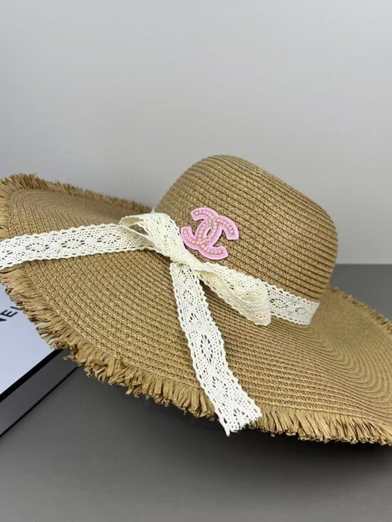 ?Chanel small flower-shaped brimmed sun hat